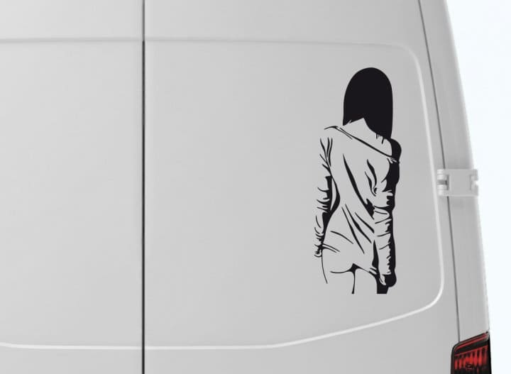 Наклейка девушка на авто