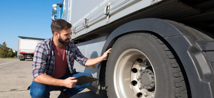 Причини, чому завжди слід перевіряти шини вантажівки перед виїздом на дорогу